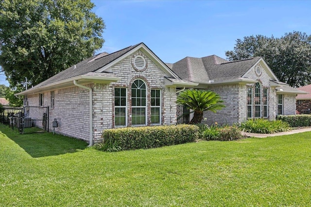 view of front facade featuring a front lawn