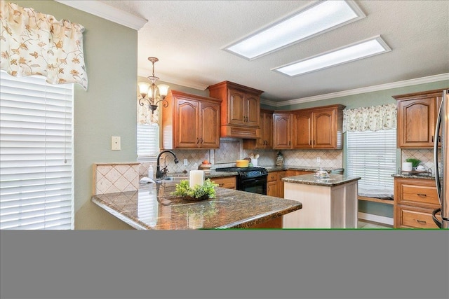 kitchen with black range oven, crown molding, kitchen peninsula, and sink