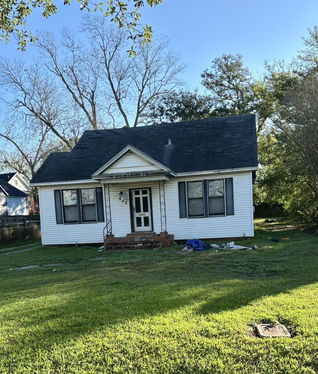 view of front of property featuring a front yard