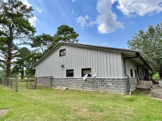 view of outdoor structure with a yard