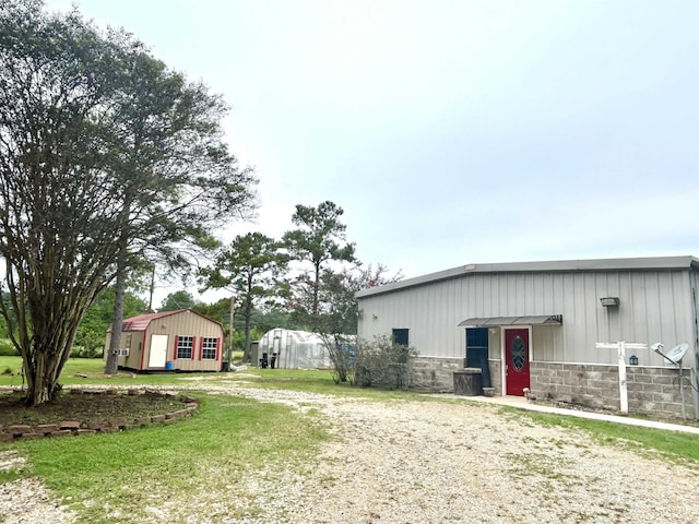 view of yard featuring an outdoor structure