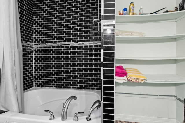 7775 River Rd, Beaumont, TX 77713 - bathroom featuring shower / tub combo with curtain