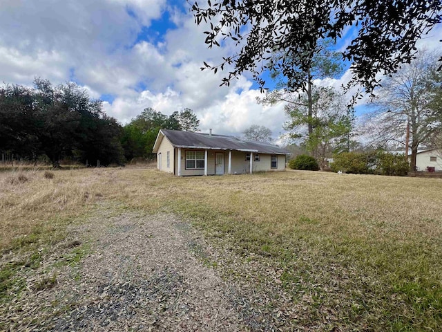 view of front of home with a front lawn