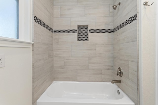 bathroom with tiled shower / bath