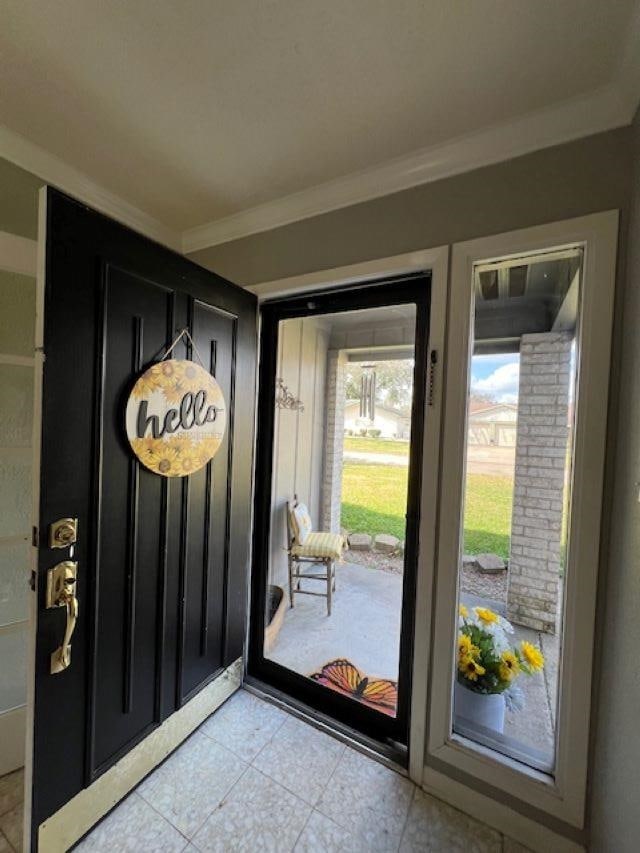 entryway featuring ornamental molding