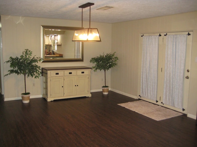 100 Cypress Bnd, Village Mills, TX 77663 - bar with dark wood-type flooring, a textured ceiling, and hanging light fixtures