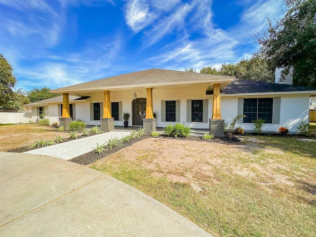 view of front of property featuring a porch and a front yard