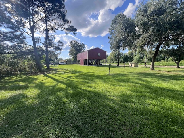 view of yard with an outbuilding