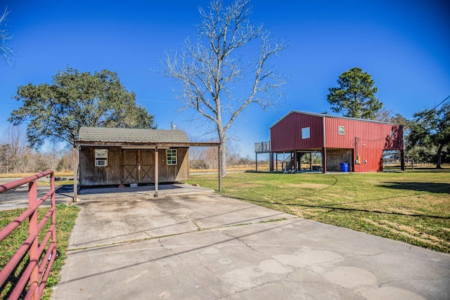 view of outdoor structure featuring a yard