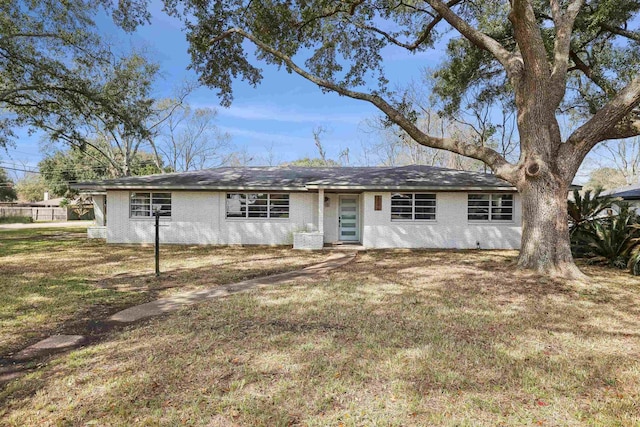 single story home featuring a front yard