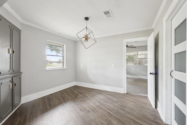 empty room with dark wood-style flooring, ornamental molding, baseboards, a notable chandelier, and visible vents