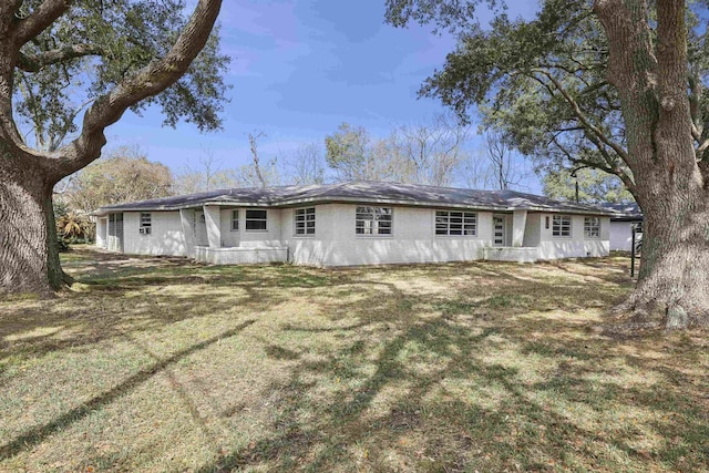 view of front of house with a front lawn