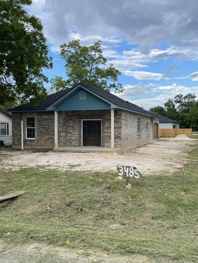 view of front facade featuring brick siding
