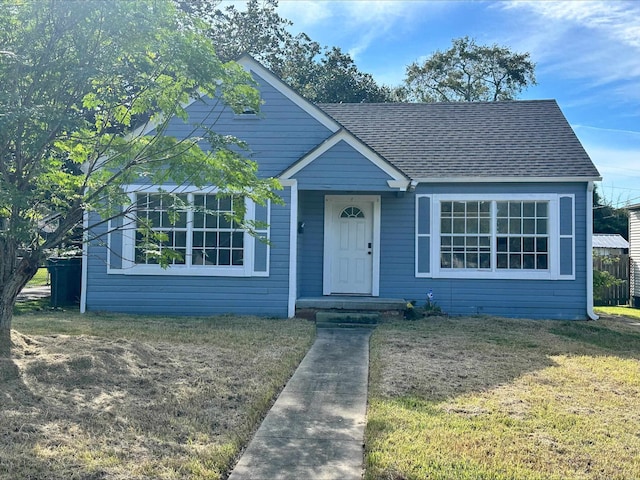 view of front of home featuring a front yard