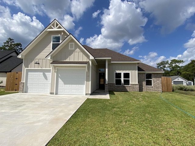 view of front facade featuring a front yard