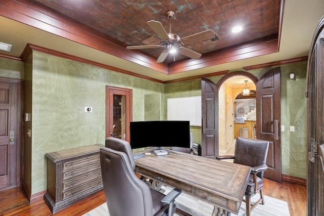 office area featuring light hardwood / wood-style flooring, a raised ceiling, and ceiling fan