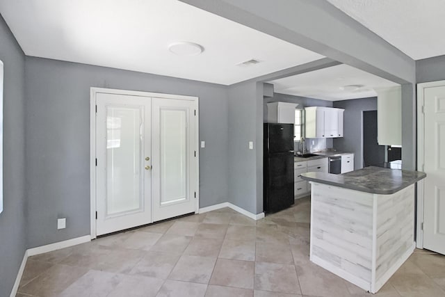 foyer entrance featuring light tile patterned flooring, baseboards, and visible vents
