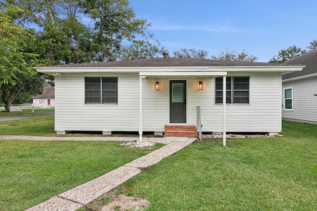 view of front of property with a front yard