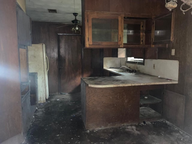 kitchen featuring ceiling fan, white refrigerator, kitchen peninsula, and sink