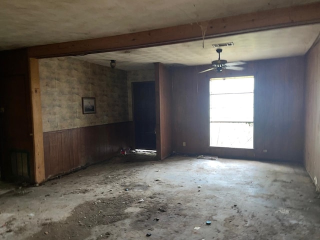 empty room featuring ceiling fan