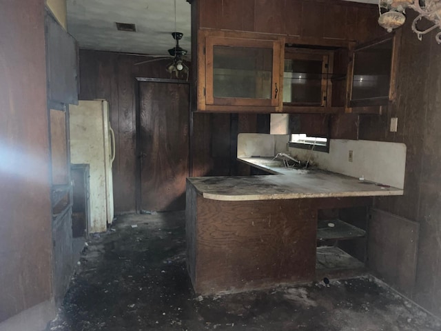 kitchen featuring ceiling fan, white fridge, kitchen peninsula, and sink