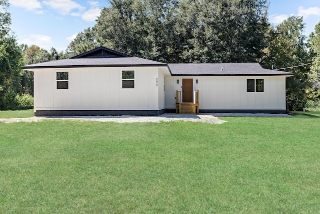 view of front facade featuring a front lawn