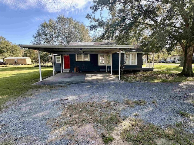 view of front facade featuring a front yard and a carport