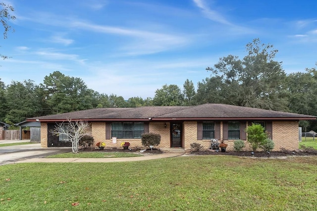 ranch-style home featuring a front lawn