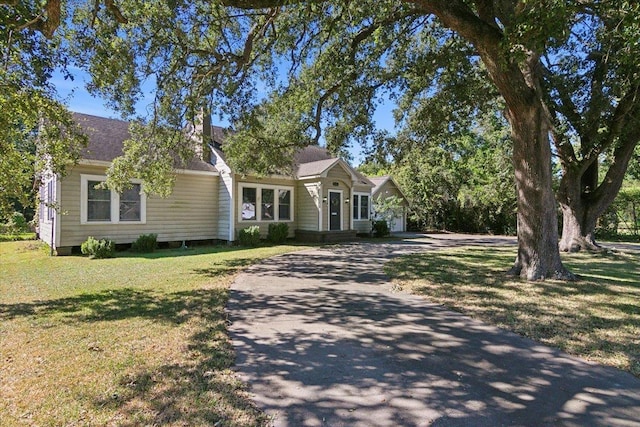 ranch-style house featuring a front lawn