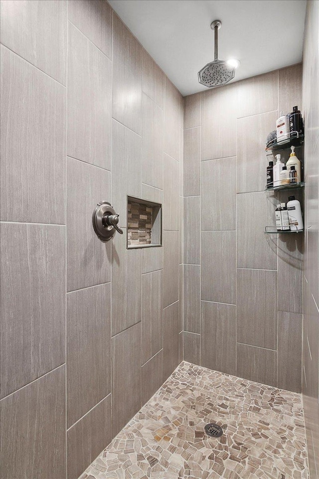 bathroom featuring tiled shower