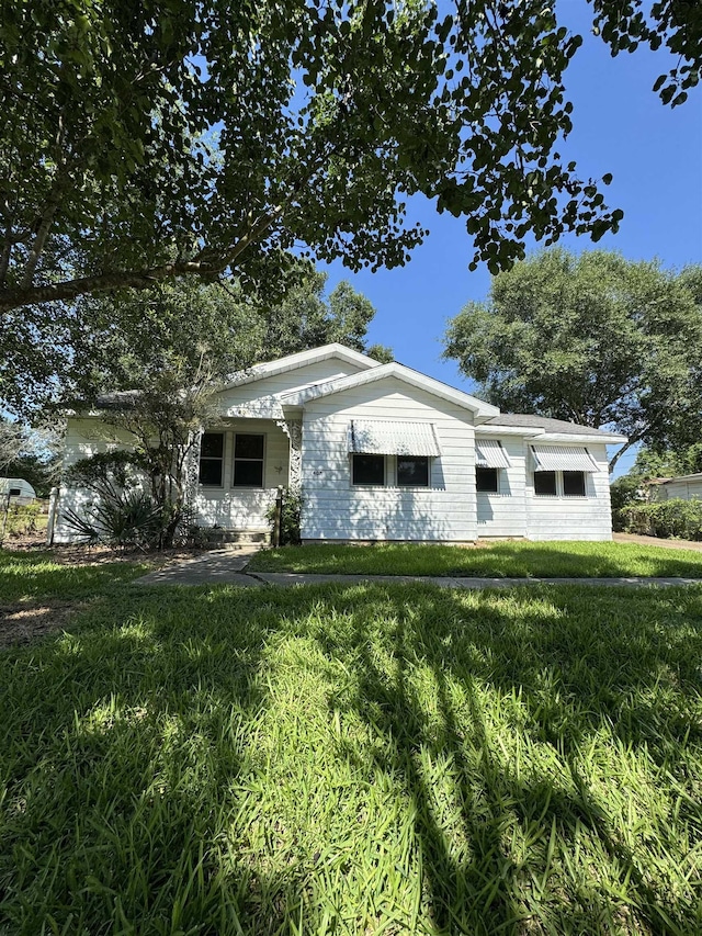 view of front of house featuring a front yard