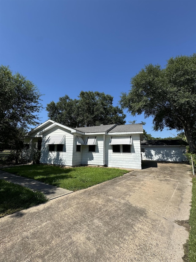 ranch-style house featuring a front yard