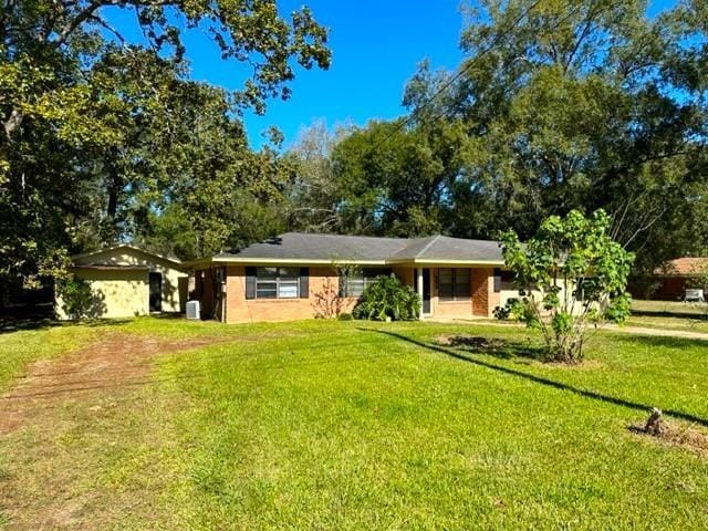 single story home featuring a front yard