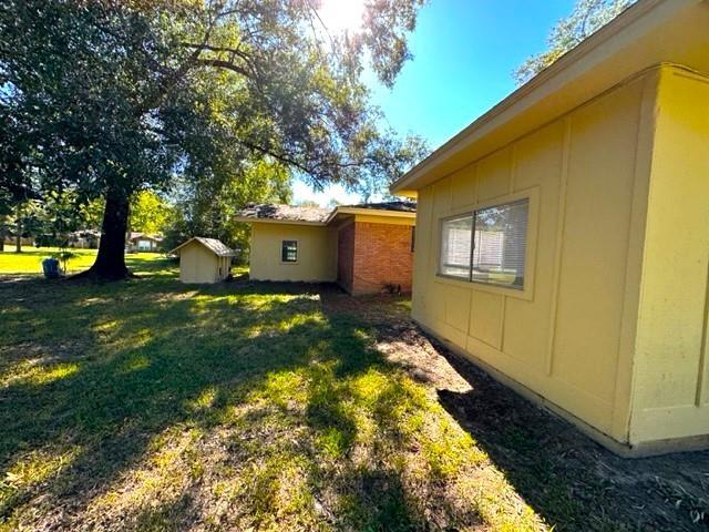 view of yard featuring a storage unit