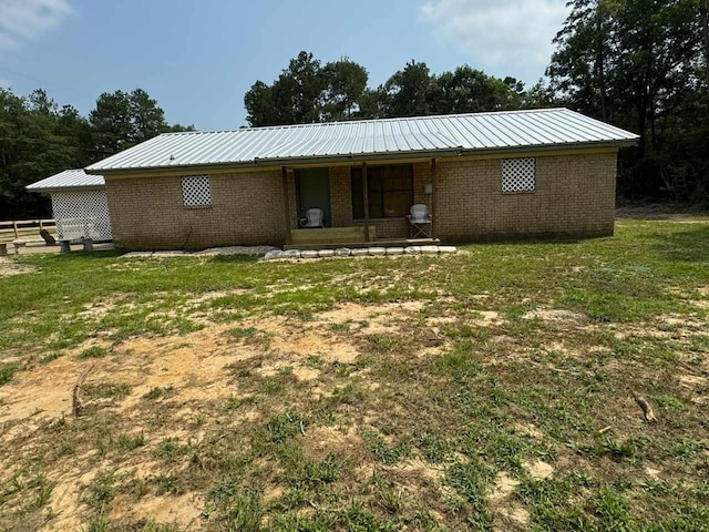 view of front of property with a front lawn