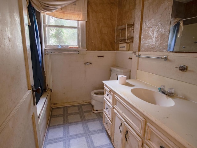 full bathroom featuring vanity, toilet, and shower / bath combo