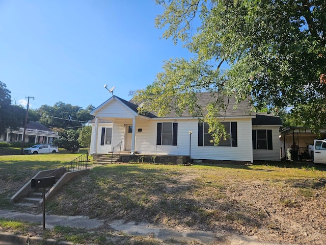 view of front facade featuring a front yard