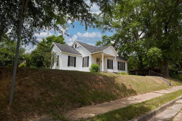 view of front facade with a front yard