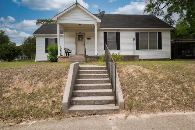 view of front of property featuring a front yard