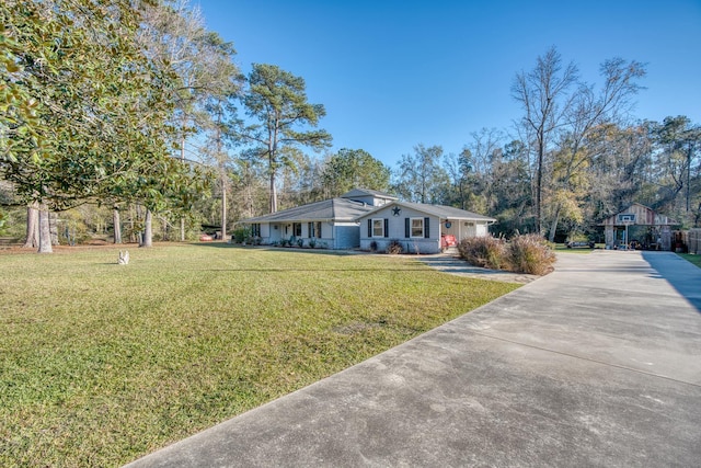 ranch-style house featuring a front yard