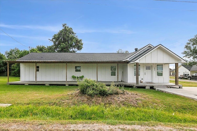 view of front of property with a front lawn and covered porch