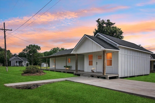 view of front of property featuring a porch and a lawn