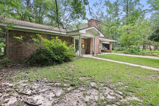 single story home with a front lawn