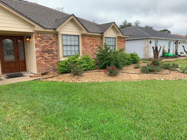 ranch-style house featuring a front lawn