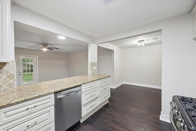 kitchen with dark wood-style flooring, ceiling fan, stainless steel appliances, baseboards, and visible vents