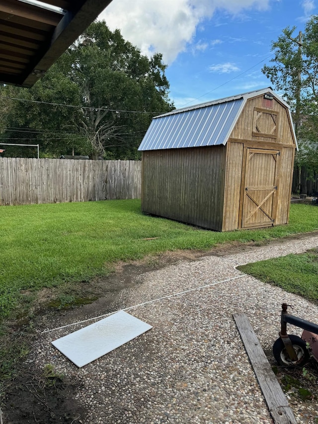 view of yard featuring a storage unit