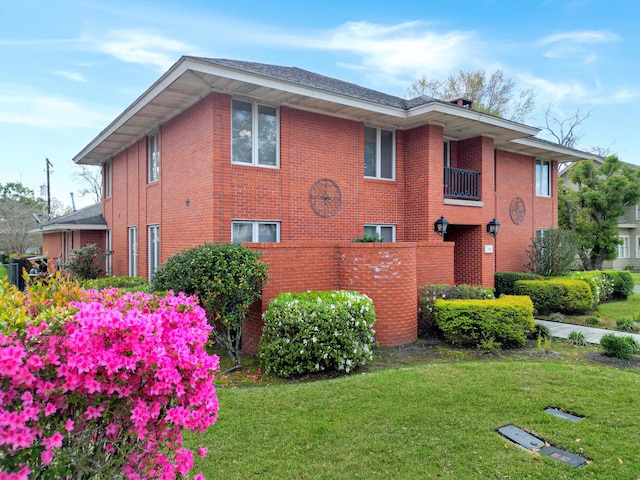 view of side of property featuring a lawn