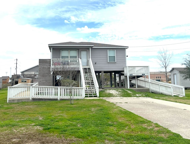 view of front facade with a front lawn