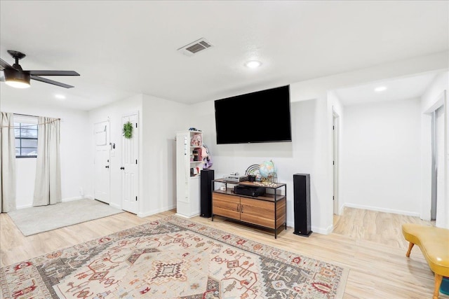 living area with recessed lighting, visible vents, baseboards, a ceiling fan, and light wood-type flooring