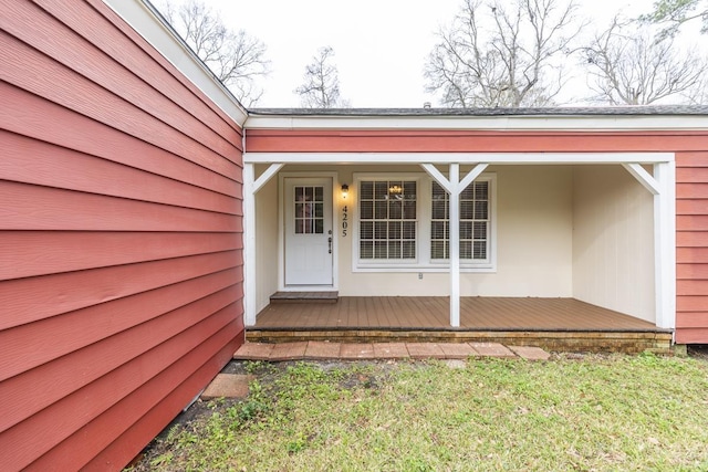 entrance to property featuring covered porch